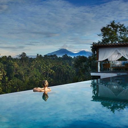 Goya Boutique Resort Ubud Exterior foto An infinity pool at Alila Ubud, Bali, Indonesia
