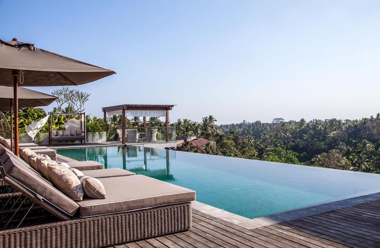 Goya Boutique Resort Ubud Exterior foto An infinity pool at Alila Ubud, Bali, Indonesia