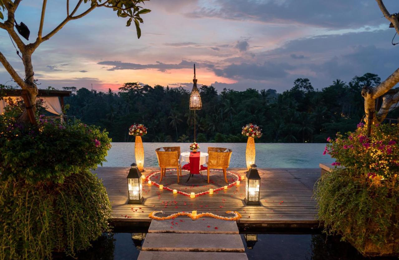 Goya Boutique Resort Ubud Exterior foto Romantic dinner at a resort in Bali, Indonesia