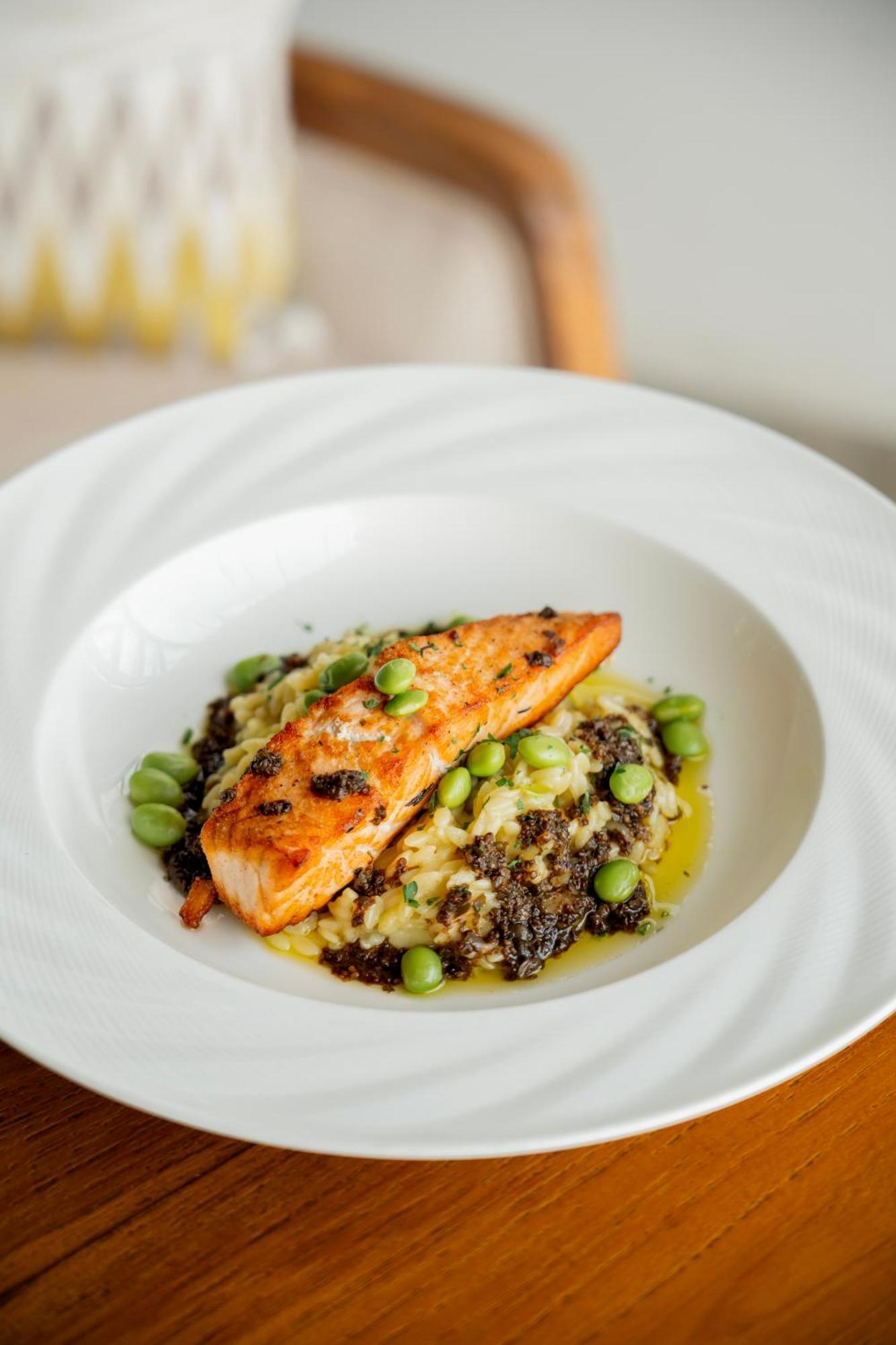 Goya Boutique Resort Ubud Exterior foto Salmon with quinoa