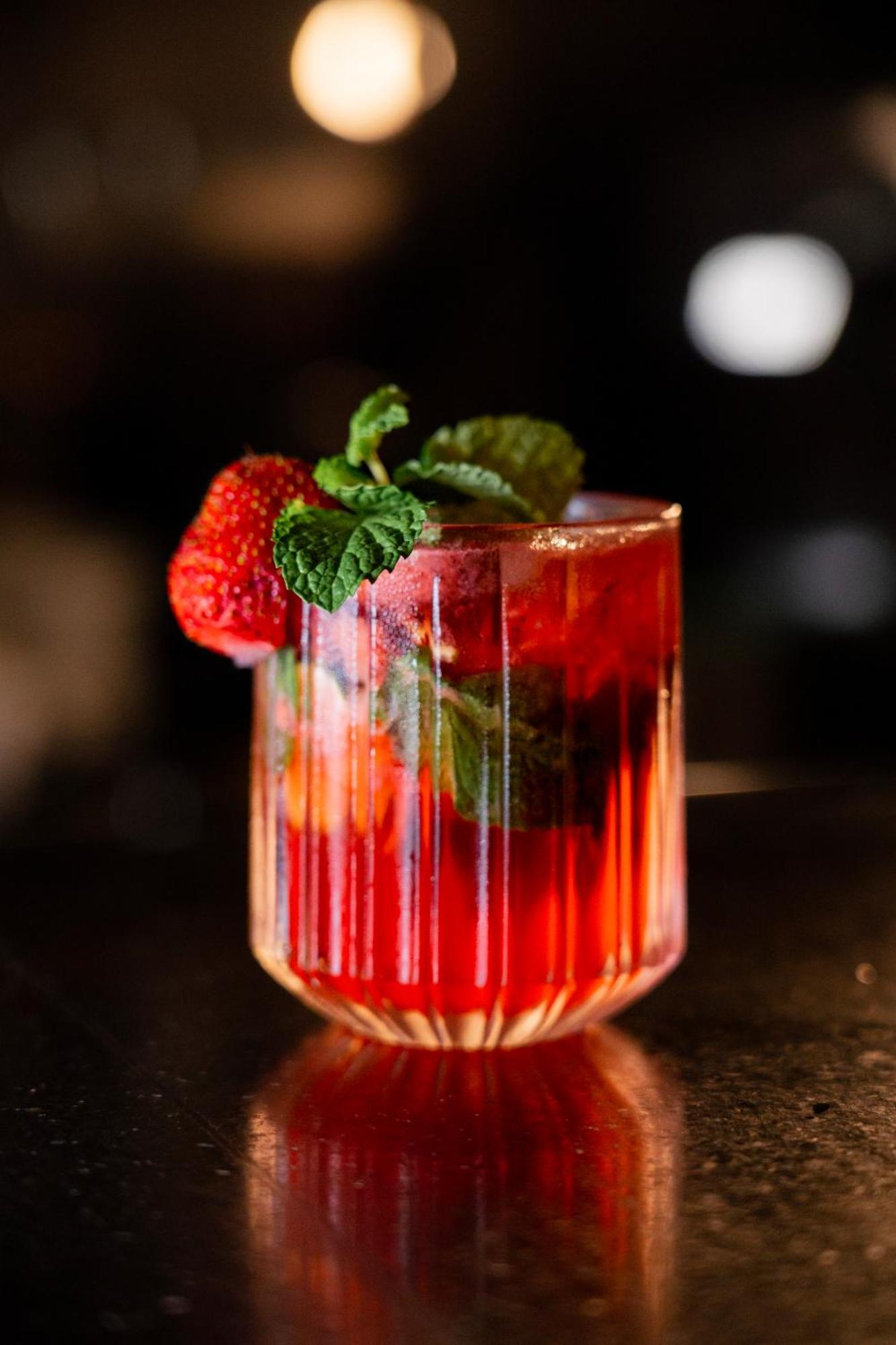 Goya Boutique Resort Ubud Exterior foto A strawberry bellini