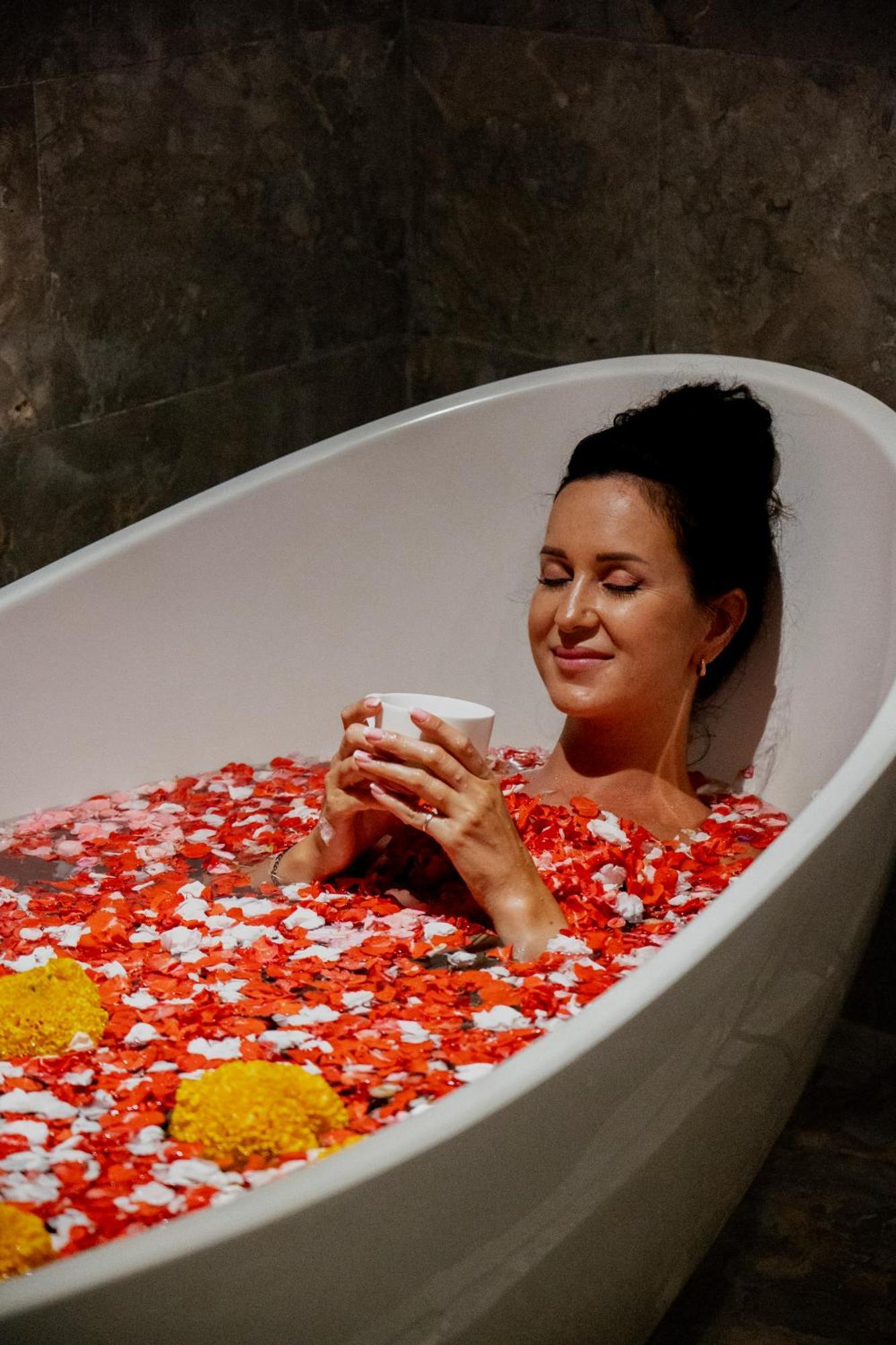 Goya Boutique Resort Ubud Exterior foto A woman relaxing in a bathtub