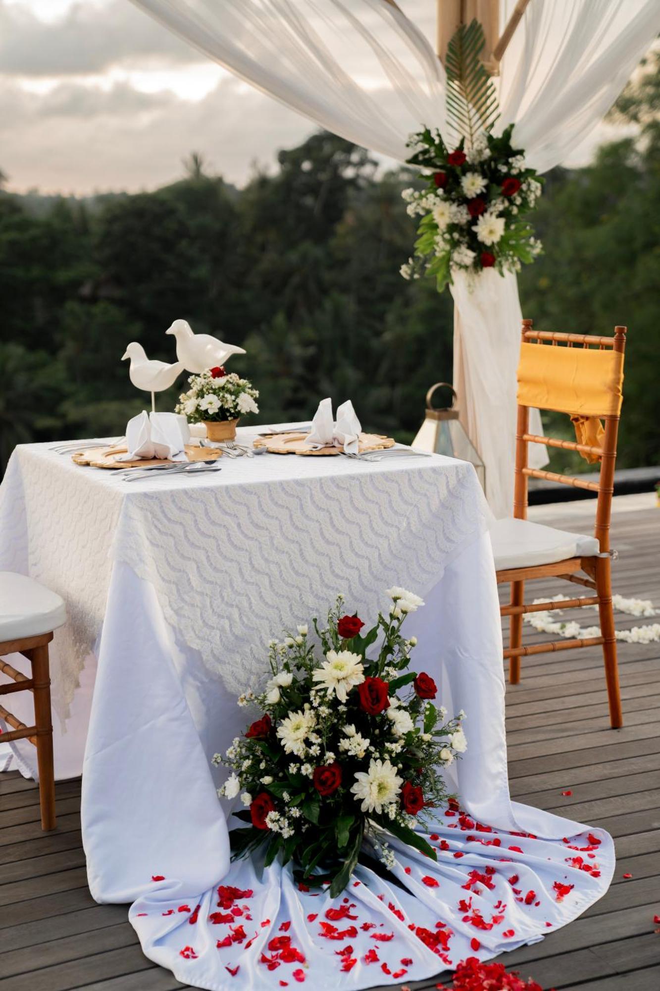 Goya Boutique Resort Ubud Exterior foto A table set for a wedding