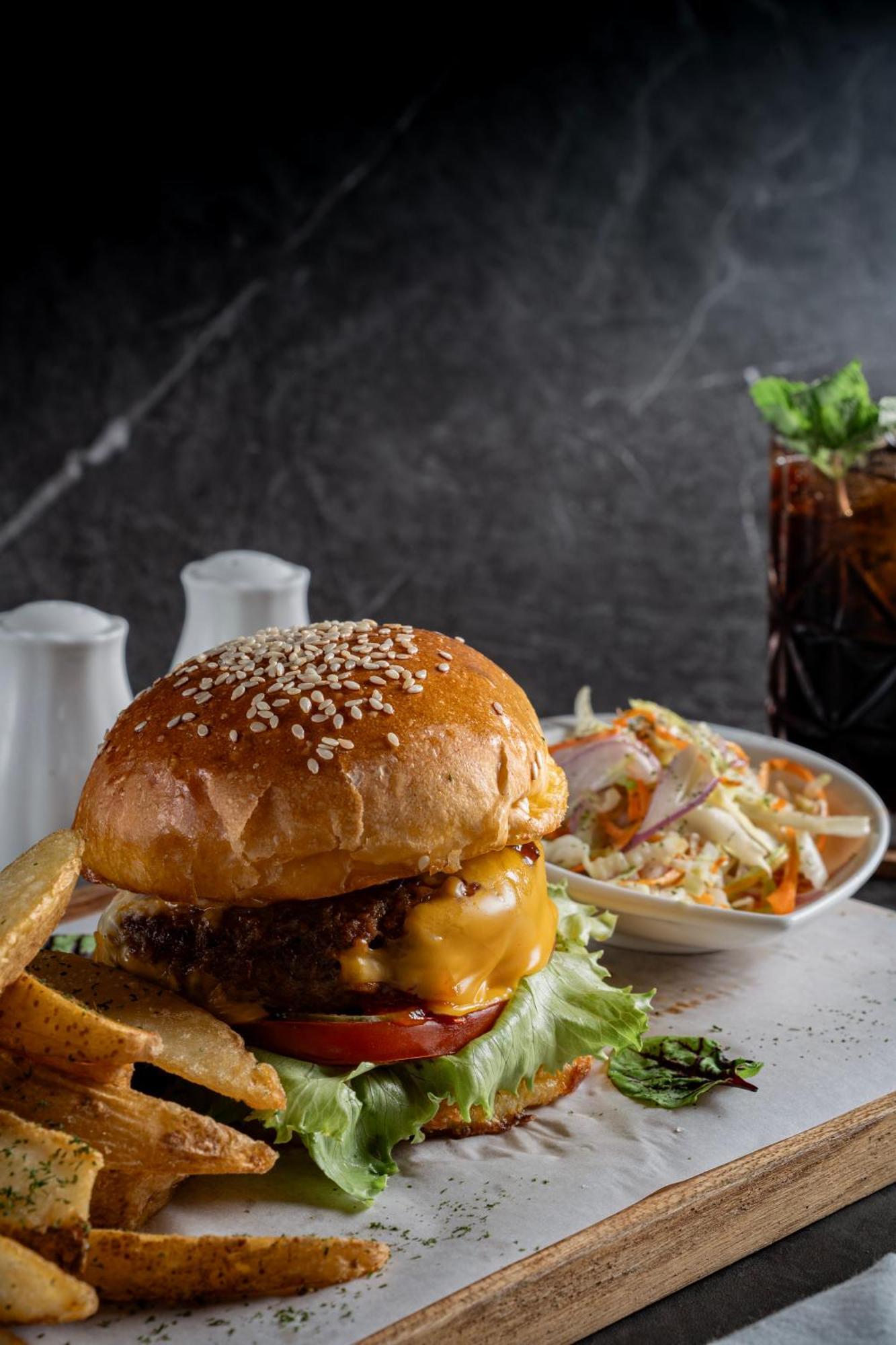 Goya Boutique Resort Ubud Exterior foto A cheeseburger with coleslaw and a cola